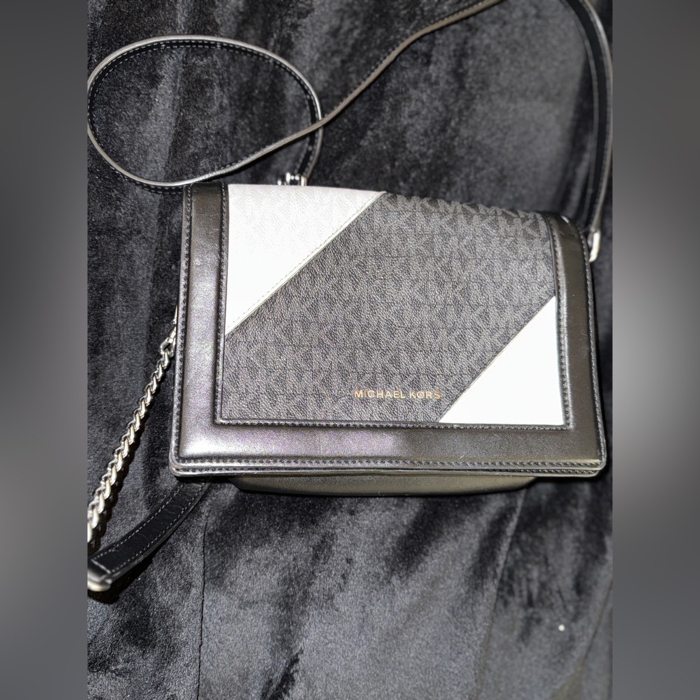 MICHAEL MICHAEL KORS
Jet Set Large Two-Tone Logo and Leather Crossbody Bag